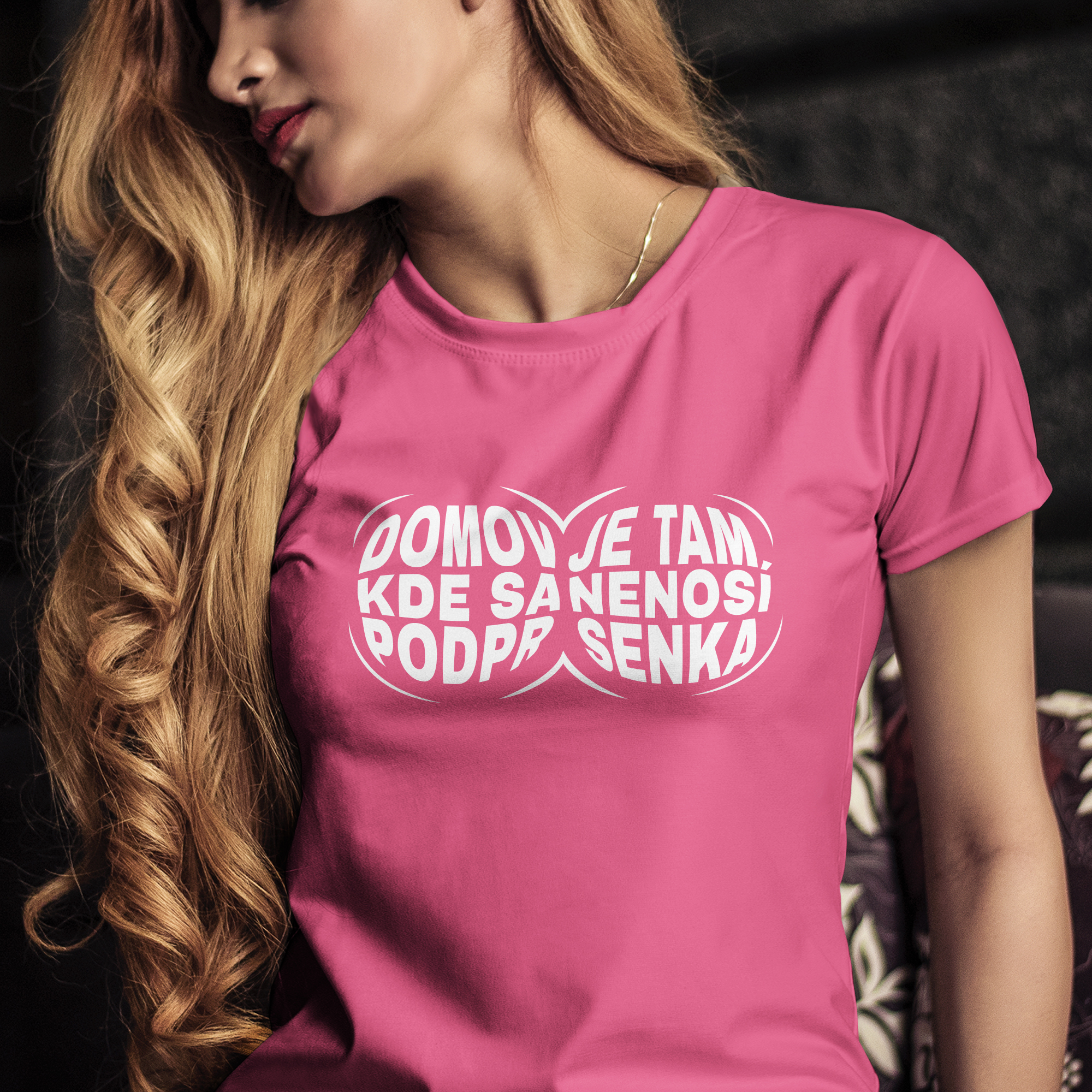 Vtipné tričko s potlačou "Domov je tam kde sa nenosí podprsenka"