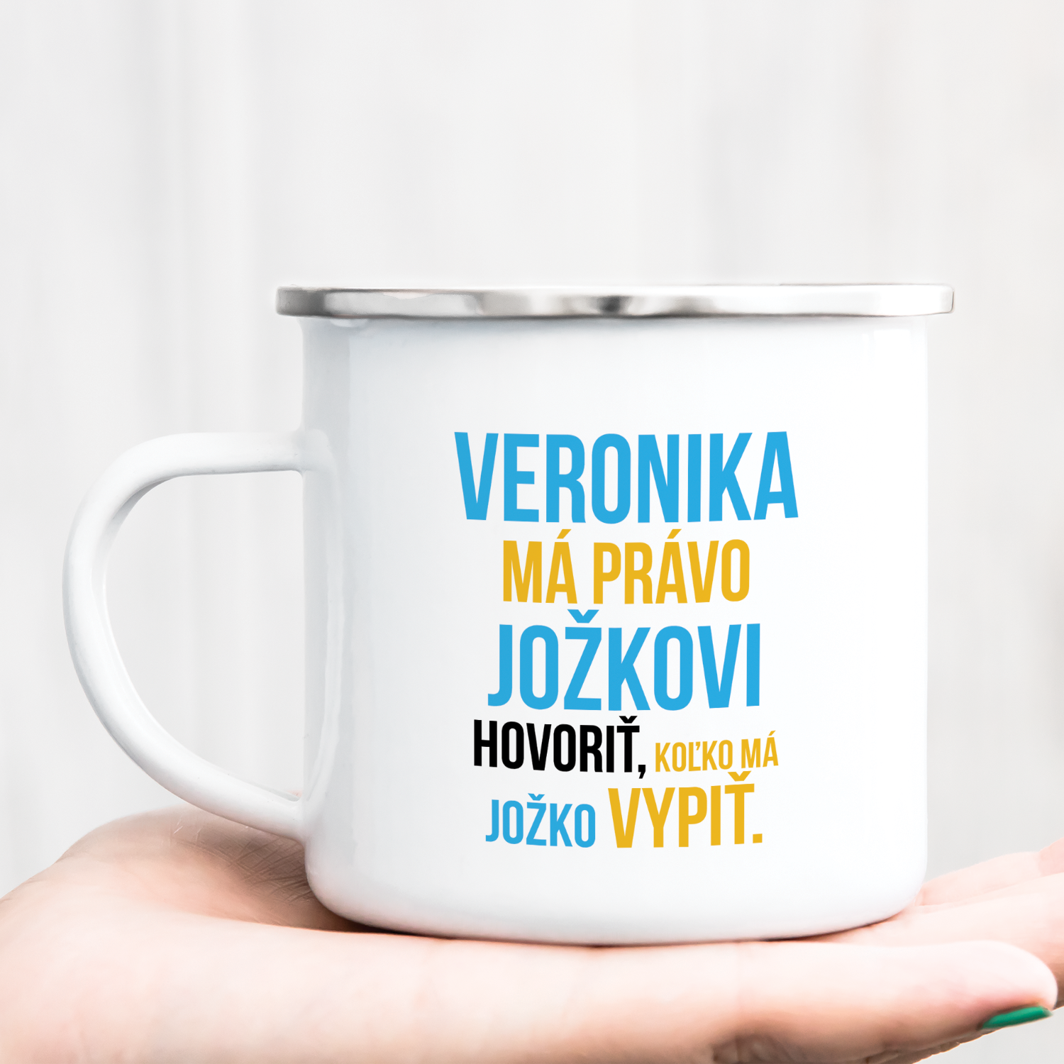 Hrnček s potlačou Veronika má právo Jožkovi hovoriť