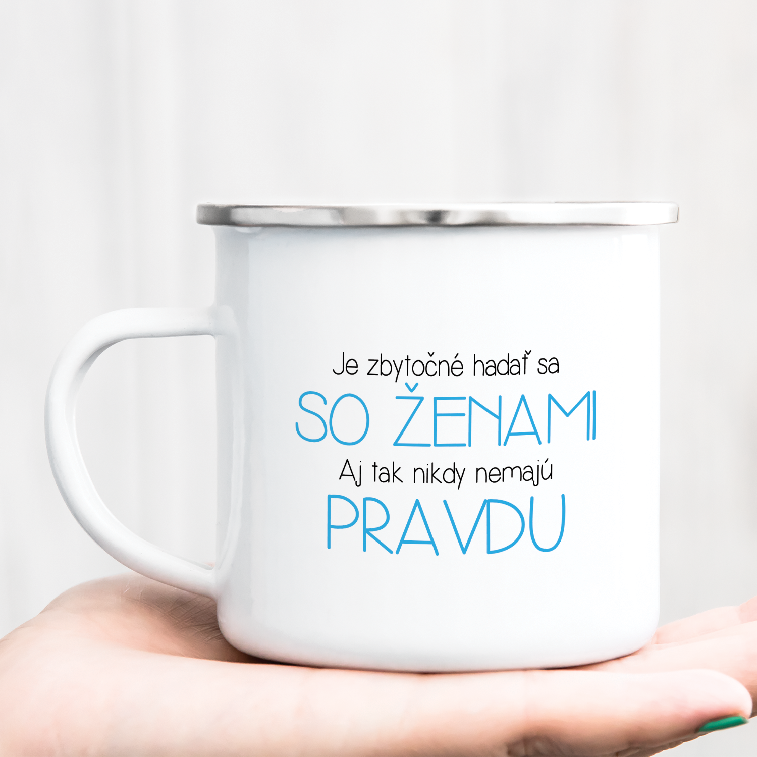 Hrnček s potlačou Je zbytočné hádať sa so ženami